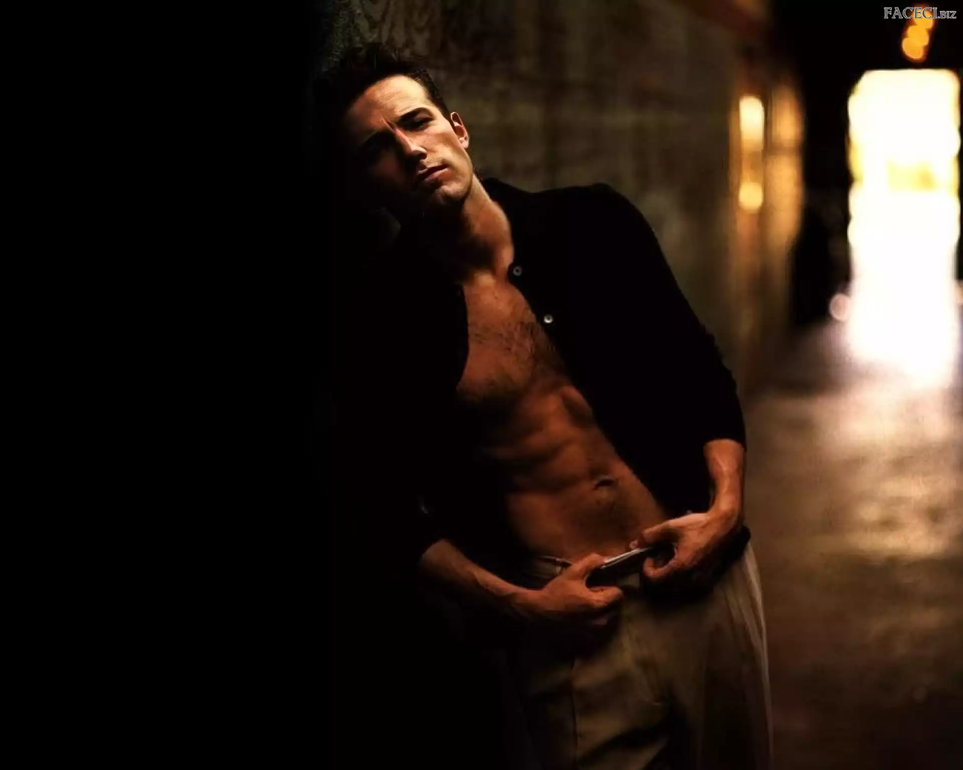 koszula, Ben Affleck, rozpięta